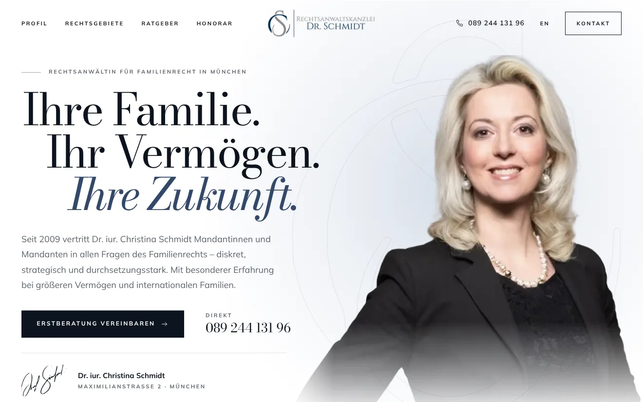 Neue Website der Rechtsanwaltskanzlei Dr. Schmidt, Familienrecht in München: Startseite mit Porträt und der Überschrift „Ihre Familie. Ihr Vermögen. Ihre Zukunft.“